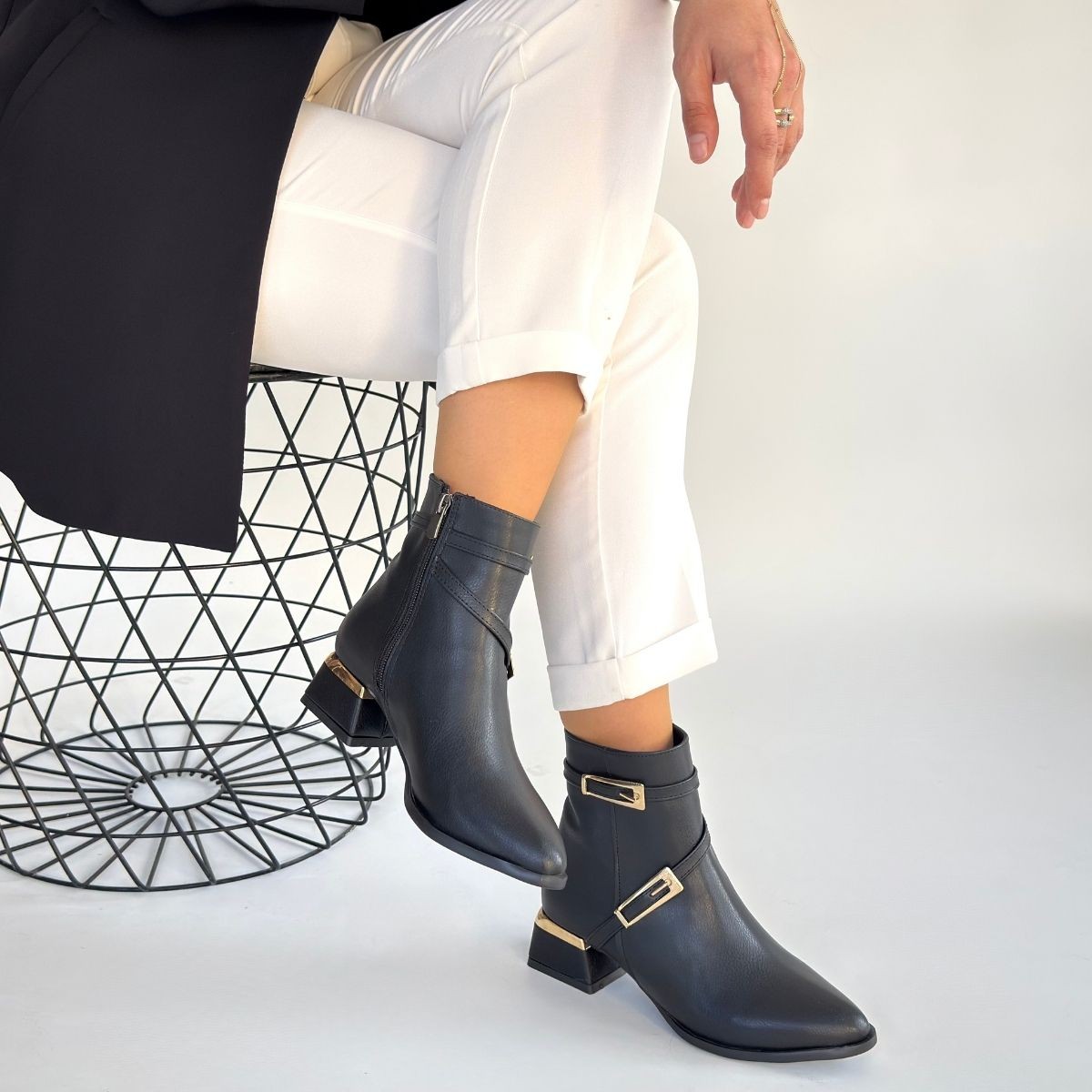 İnay Siyah Cilt Topuklu Bot