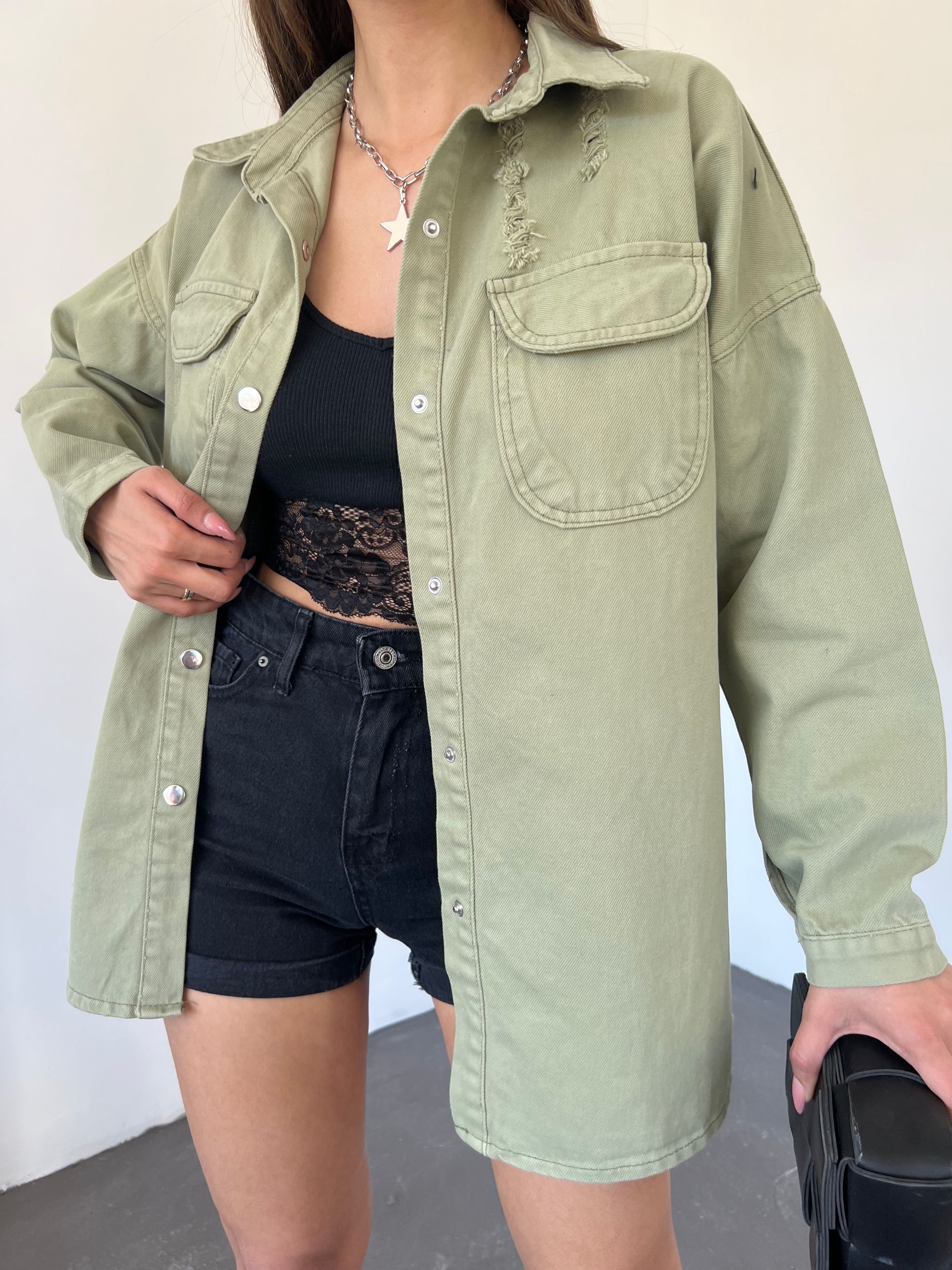 Çift Cepli Yırtık Efektli Oversize Denim Gömlek Ceket