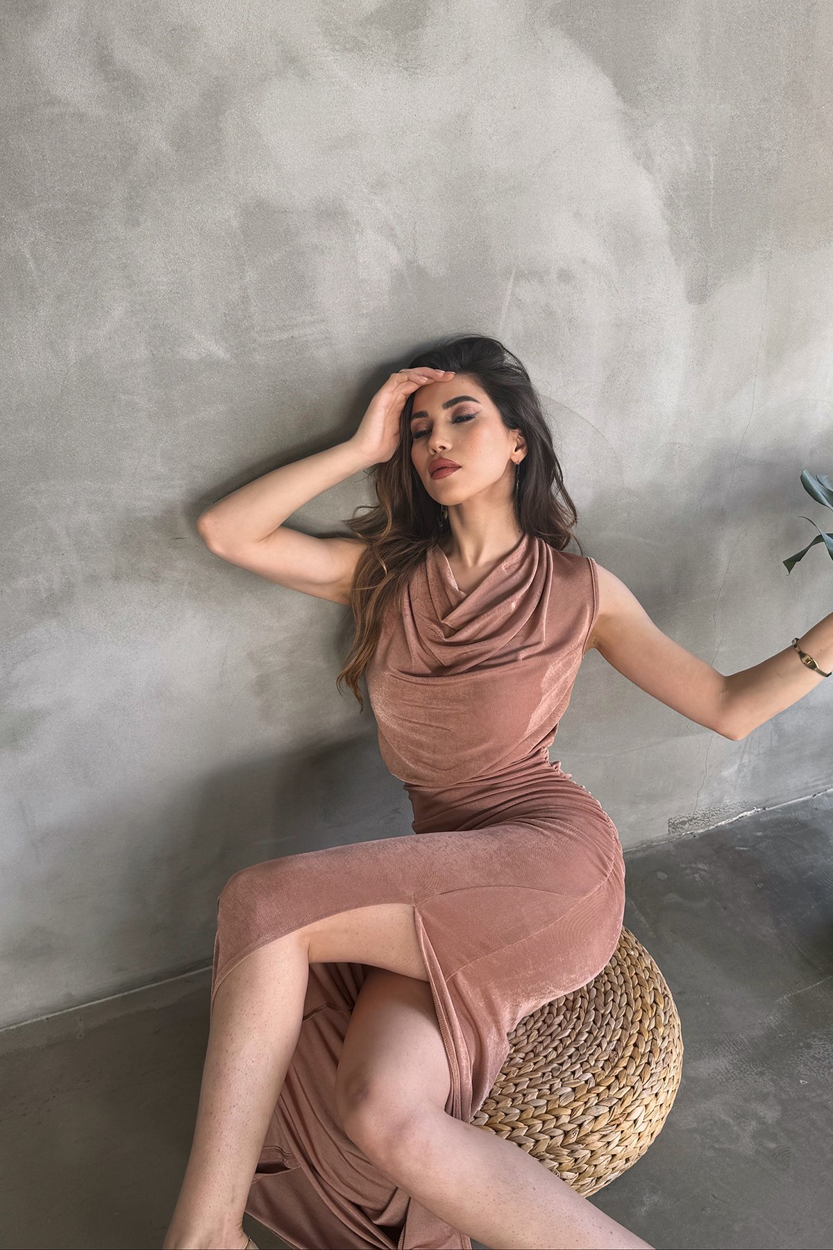 Dökük Yaka Derin Yırtmaçlı Maxi Boy Buzzy Elbise